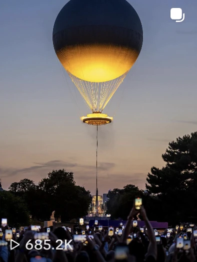 Publication photo TikTok d’EDF montrant la Vasque illuminée au crépuscule.