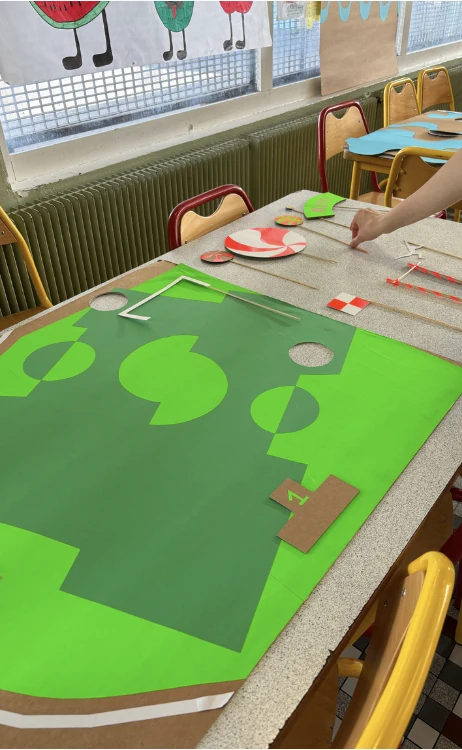 Matériel de l’atelier de test du cahier des Jeux, installé sur une table de classe.