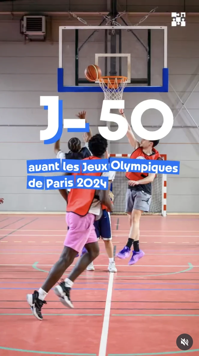 Publication Plaine Commune « J−50 avant les Jeux Olympiques de Paris 2024 », montrant des joueurs de basket.