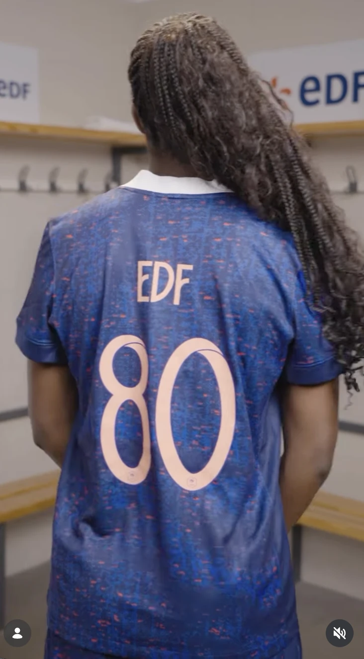 Joueuse de l’Équipe de France féminine portant un maillot EDF numéro 80.
