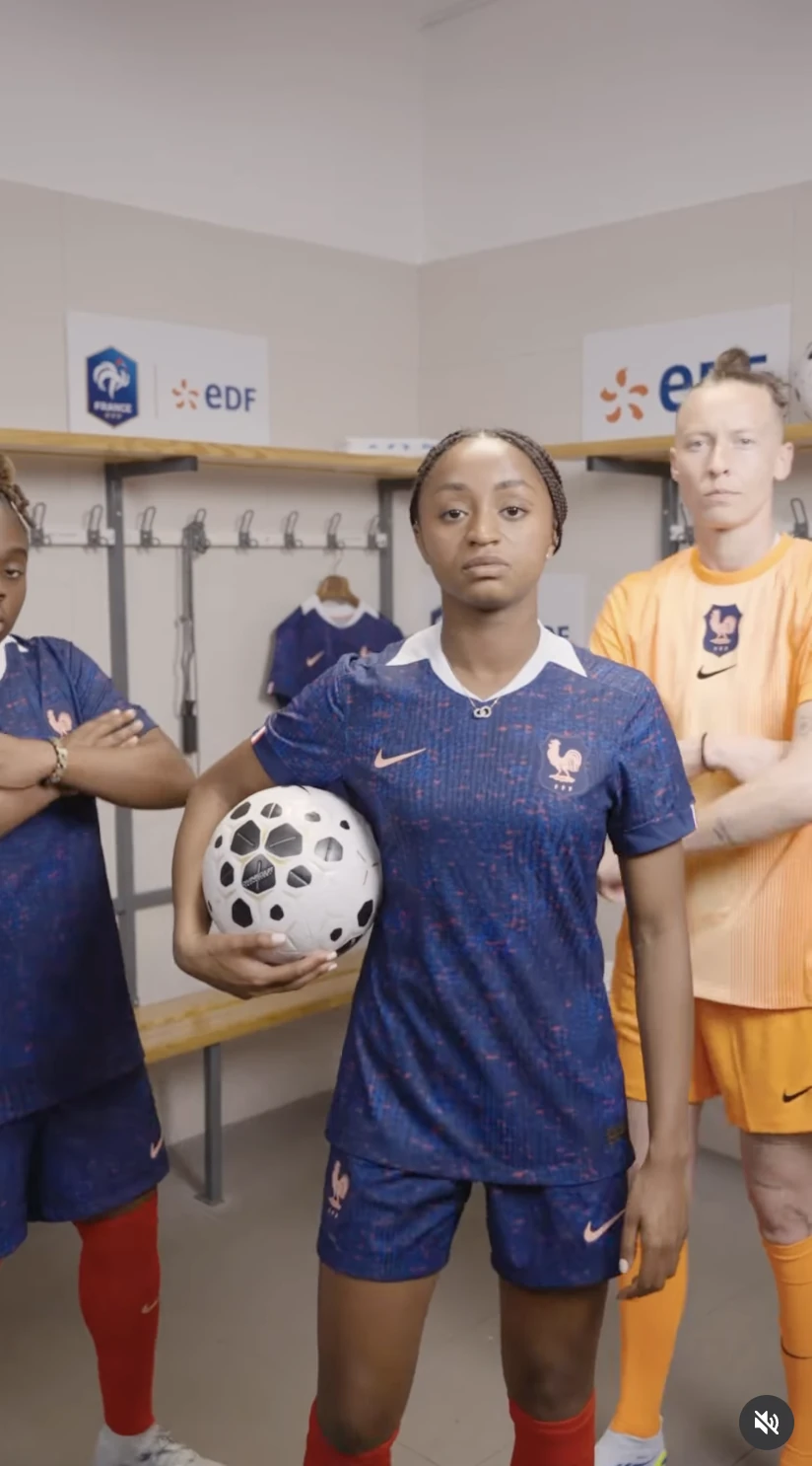 Trois joueuses de l’Équipe de France féminine dans un vestiaire, avec un ballon.